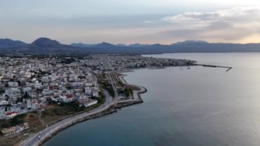 Corinth Kanalı, Yunanistan. Korint Kanalı, Yunanistan 'da Ege Saronik Körfezi ile İyon Denizi Körfezi' nin Korint Körfezi 'ni birleştiren durağan bir nakliye kanalıdır.