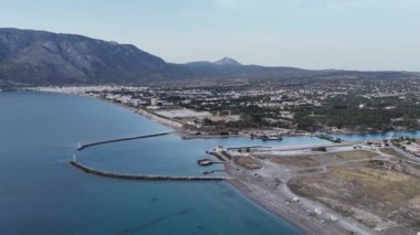 Corinth Kanalı, Yunanistan. Korint Kanalı, Yunanistan 'da Ege Saronik Körfezi ile İyon Denizi Körfezi' nin Korint Körfezi 'ni birleştiren durağan bir nakliye kanalıdır.