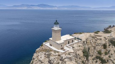 Güzel ve pitoresk bir pelerin olan Melagavi 'nin hava aracı fotoğrafı Yunanistan' ın Loutraki kentindeki Heraion arkeolojik sahasının yanında eşsiz deniz feneriyle küçük bir yarımada oluşturuyor.