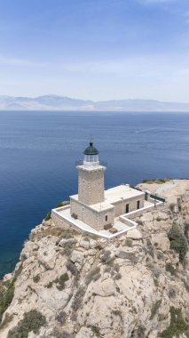 Güzel ve pitoresk bir pelerin olan Melagavi 'nin hava aracı fotoğrafı Yunanistan' ın Loutraki kentindeki Heraion arkeolojik sahasının yanında eşsiz deniz feneriyle küçük bir yarımada oluşturuyor.