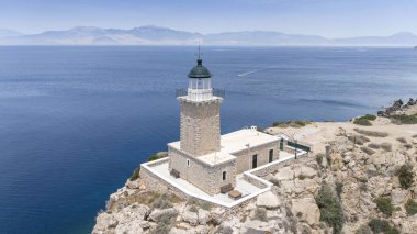 Güzel ve pitoresk bir pelerin olan Melagavi 'nin hava aracı fotoğrafı Yunanistan' ın Loutraki kentindeki Heraion arkeolojik sahasının yanında eşsiz deniz feneriyle küçük bir yarımada oluşturuyor.