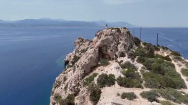 Güzel ve pitoresk bir pelerin olan Melagavi 'nin hava aracı fotoğrafı Yunanistan' ın Loutraki kentindeki Heraion arkeolojik sahasının yanında eşsiz deniz feneriyle küçük bir yarımada oluşturuyor.