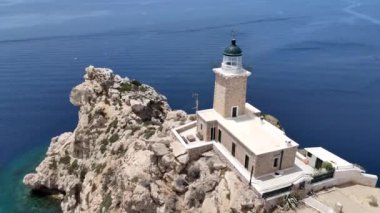 Güzel ve pitoresk bir pelerin olan Melagavi 'nin hava aracı fotoğrafı Yunanistan' ın Loutraki kentindeki Heraion arkeolojik sahasının yanında eşsiz deniz feneriyle küçük bir yarımada oluşturuyor.