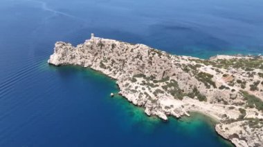 Güzel ve pitoresk bir pelerin olan Melagavi 'nin hava aracı fotoğrafı Yunanistan' ın Loutraki kentindeki Heraion arkeolojik sahasının yanında eşsiz deniz feneriyle küçük bir yarımada oluşturuyor.