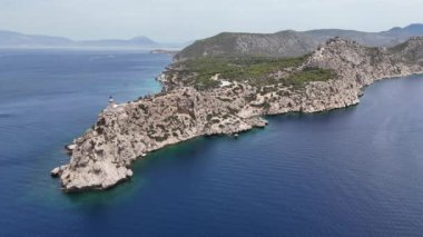 Güzel ve pitoresk bir pelerin olan Melagavi 'nin hava aracı fotoğrafı Yunanistan' ın Loutraki kentindeki Heraion arkeolojik sahasının yanında eşsiz deniz feneriyle küçük bir yarımada oluşturuyor.