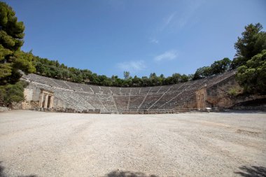 Epidaurus Antik Tiyatrosu, Yunan Epidaurus şehrinde antik Yunan tıp tanrısı Asclepius 'a adanmış bir tiyatrodur..