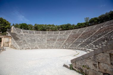 Epidaurus Antik Tiyatrosu, Yunan Epidaurus şehrinde antik Yunan tıp tanrısı Asclepius 'a adanmış bir tiyatrodur..