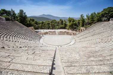 Epidaurus Antik Tiyatrosu, Yunan Epidaurus şehrinde antik Yunan tıp tanrısı Asclepius 'a adanmış bir tiyatrodur..