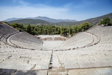 Epidaurus Antik Tiyatrosu, Yunan Epidaurus şehrinde antik Yunan tıp tanrısı Asclepius 'a adanmış bir tiyatrodur..