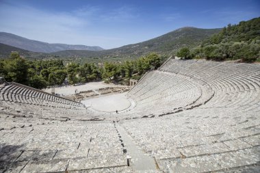 Epidaurus Antik Tiyatrosu, Yunan Epidaurus şehrinde antik Yunan tıp tanrısı Asclepius 'a adanmış bir tiyatrodur..