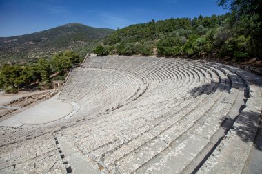 Epidaurus Antik Tiyatrosu, Yunan Epidaurus şehrinde antik Yunan tıp tanrısı Asclepius 'a adanmış bir tiyatrodur..
