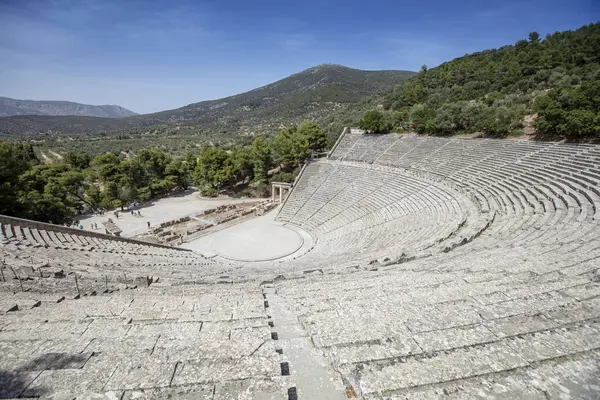 Epidaurus Antik Tiyatrosu, Yunan Epidaurus şehrinde antik Yunan tıp tanrısı Asclepius 'a adanmış bir tiyatrodur..