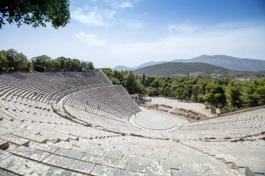 Epidaurus Antik Tiyatrosu, Yunan Epidaurus şehrinde antik Yunan tıp tanrısı Asclepius 'a adanmış bir tiyatrodur..