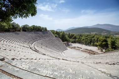 Epidaurus Antik Tiyatrosu, Yunan Epidaurus şehrinde antik Yunan tıp tanrısı Asclepius 'a adanmış bir tiyatrodur..