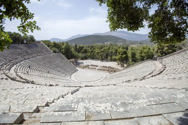 Epidaurus Antik Tiyatrosu, Yunan Epidaurus şehrinde antik Yunan tıp tanrısı Asclepius 'a adanmış bir tiyatrodur..