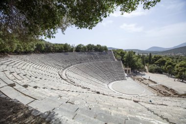Epidaurus Antik Tiyatrosu, Yunan Epidaurus şehrinde antik Yunan tıp tanrısı Asclepius 'a adanmış bir tiyatrodur..