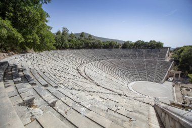 Epidaurus Antik Tiyatrosu, Yunan Epidaurus şehrinde antik Yunan tıp tanrısı Asclepius 'a adanmış bir tiyatrodur..