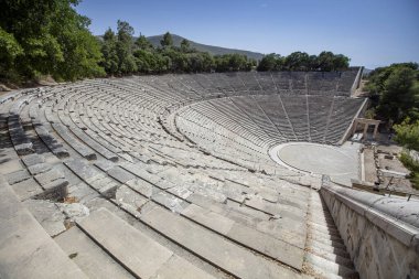 Epidaurus Antik Tiyatrosu, Yunan Epidaurus şehrinde antik Yunan tıp tanrısı Asclepius 'a adanmış bir tiyatrodur..
