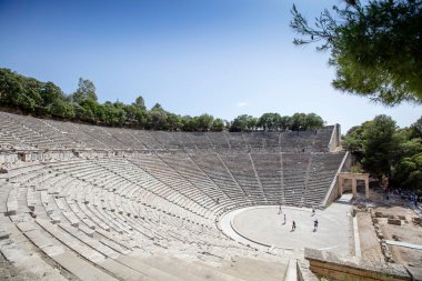 Epidaurus Antik Tiyatrosu, Yunan Epidaurus şehrinde antik Yunan tıp tanrısı Asclepius 'a adanmış bir tiyatrodur..