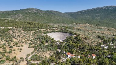 Epidaurus Antik Tiyatrosu, Yunan Epidaurus şehrinde antik Yunan tıp tanrısı Asclepius 'a adanmış bir tiyatrodur..