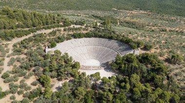 Epidaurus Antik Tiyatrosu, Yunan Epidaurus şehrinde antik Yunan tıp tanrısı Asclepius 'a adanmış bir tiyatrodur..