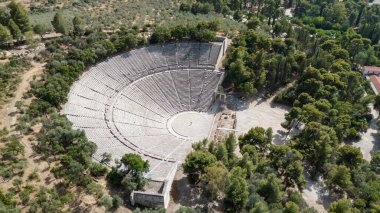 Epidaurus Antik Tiyatrosu, Yunan Epidaurus şehrinde antik Yunan tıp tanrısı Asclepius 'a adanmış bir tiyatrodur..