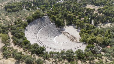 Epidaurus Antik Tiyatrosu, Yunan Epidaurus şehrinde antik Yunan tıp tanrısı Asclepius 'a adanmış bir tiyatrodur..