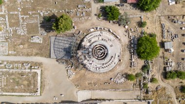 Epidaurus Antik Tiyatrosu, Yunan Epidaurus şehrinde antik Yunan tıp tanrısı Asclepius 'a adanmış bir tiyatrodur..