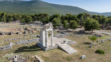 Epidaurus Antik Tiyatrosu, Yunan Epidaurus şehrinde antik Yunan tıp tanrısı Asclepius 'a adanmış bir tiyatrodur..