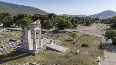 Epidaurus Antik Tiyatrosu, Yunan Epidaurus şehrinde antik Yunan tıp tanrısı Asclepius 'a adanmış bir tiyatrodur..