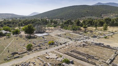 Epidaurus Antik Tiyatrosu, Yunan Epidaurus şehrinde antik Yunan tıp tanrısı Asclepius 'a adanmış bir tiyatrodur..
