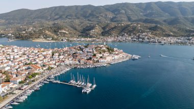 Yunanistan 'ın Saronik Körfezi' ndeki Poros Adası 'nın havacılık manzarası, renkli bir yaz günbatımında