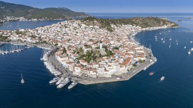 Yunanistan 'ın Saronik Körfezi' ndeki Poros Adası 'nın havacılık manzarası, renkli bir yaz günbatımında