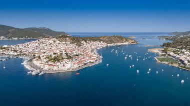 Yunanistan 'ın Saronik Körfezi' ndeki Poros Adası 'nın havacılık manzarası, renkli bir yaz günbatımında