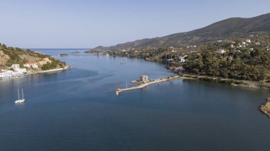 Yunanistan 'ın Saronik Körfezi' ndeki Poros Adası 'nın havacılık manzarası, renkli bir yaz günbatımında