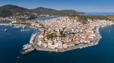 Yunanistan 'ın Saronik Körfezi' ndeki Poros Adası 'nın havacılık manzarası, renkli bir yaz günbatımında