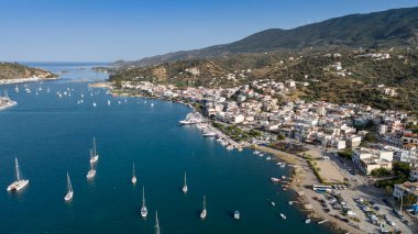 Yunanistan 'ın Saronik Körfezi' ndeki Poros Adası 'nın havacılık manzarası, renkli bir yaz günbatımında