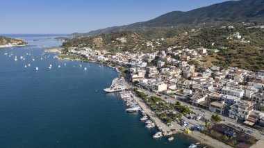 Yunanistan 'ın Saronik Körfezi' ndeki Poros Adası 'nın havacılık manzarası, renkli bir yaz günbatımında