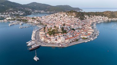 Yunanistan 'ın Saronik Körfezi' ndeki Poros Adası 'nın havacılık manzarası, renkli bir yaz günbatımında