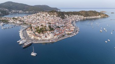 Yunanistan 'ın Saronik Körfezi' ndeki Poros Adası 'nın havacılık manzarası, renkli bir yaz günbatımında