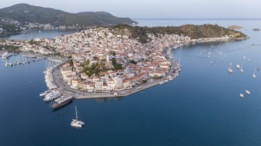 Yunanistan 'ın Saronik Körfezi' ndeki Poros Adası 'nın havacılık manzarası, renkli bir yaz günbatımında