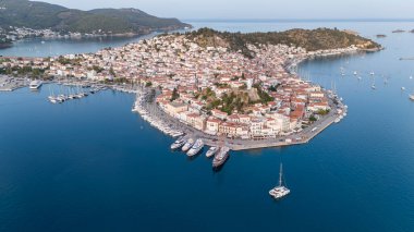 Yunanistan 'ın Saronik Körfezi' ndeki Poros Adası 'nın havacılık manzarası, renkli bir yaz günbatımında