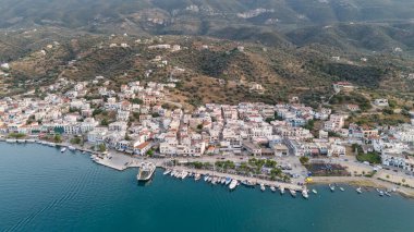 Yunanistan 'ın Saronik Körfezi' ndeki Poros Adası 'nın havacılık manzarası, renkli bir yaz günbatımında