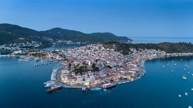 Yunanistan 'ın Saronik Körfezi' ndeki Poros Adası 'nın havacılık manzarası, renkli bir yaz günbatımında