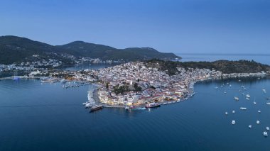 Yunanistan 'ın Saronik Körfezi' ndeki Poros Adası 'nın havacılık manzarası, renkli bir yaz günbatımında