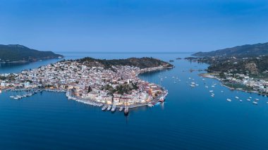 Yunanistan 'ın Saronik Körfezi' ndeki Poros Adası 'nın havacılık manzarası, renkli bir yaz günbatımında