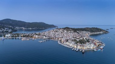 Yunanistan 'ın Saronik Körfezi' ndeki Poros Adası 'nın havacılık manzarası, renkli bir yaz günbatımında