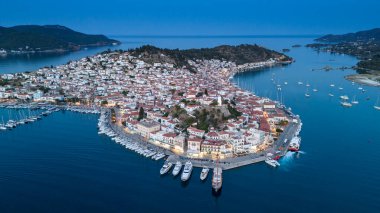 Yunanistan 'ın Saronik Körfezi' ndeki Poros Adası 'nın havacılık manzarası, renkli bir yaz günbatımında