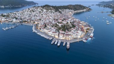 Yunanistan 'ın Saronik Körfezi' ndeki Poros Adası 'nın havacılık manzarası, renkli bir yaz günbatımında
