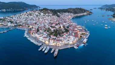 Yunanistan 'ın Saronik Körfezi' ndeki Poros Adası 'nın havacılık manzarası, renkli bir yaz günbatımında
